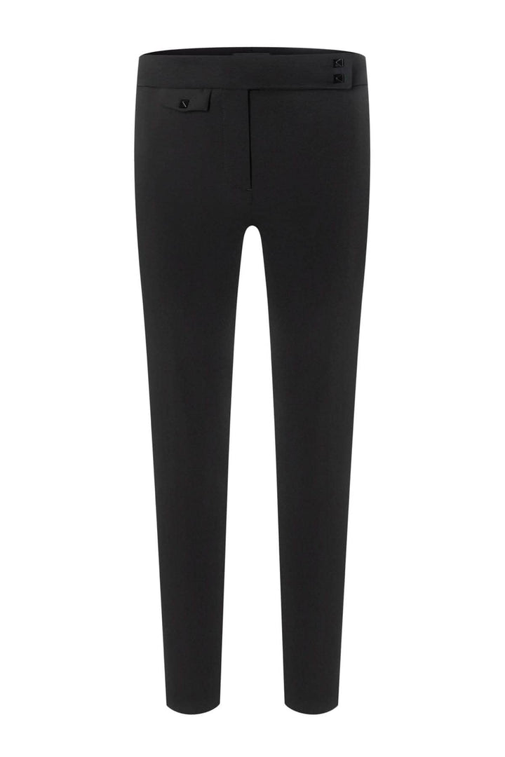 Pantalon habillé noir avec jambe fuselée, poches latérales et fermeture bouton pression.