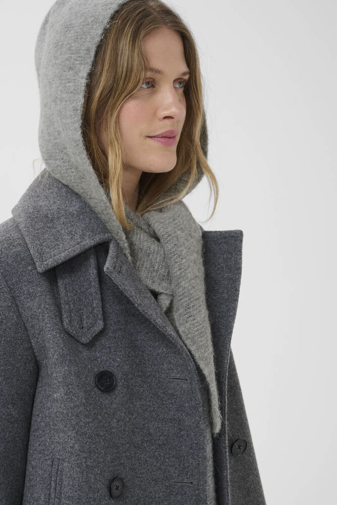 Vue de face foulard à cagoule Charline Part Two pour femme beige avec détail noeud - Valérie Simon
