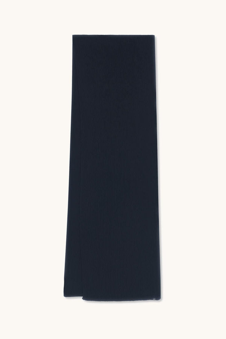 Close-up of a gray Paul and Shark ribbed scarf for men with a distinctive logo - Valérie Simon