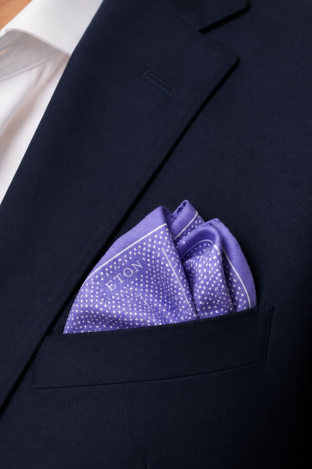 Vue de face foulard de poche à pois en soie Eton homme rouge - Valérie Simon