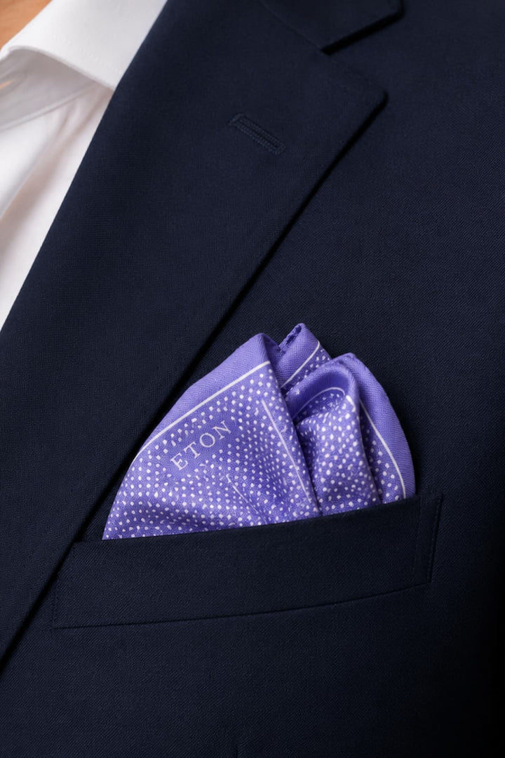 Vue de face foulard de poche à pois en soie Eton homme rouge - Valérie Simon