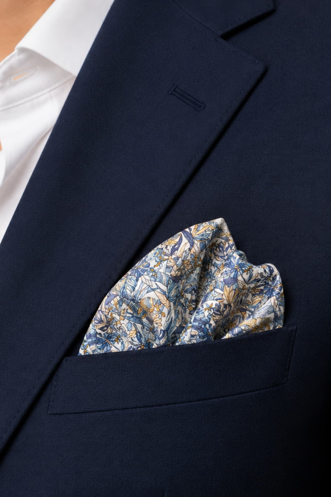 Vue de détail foulard de poche Eton avec motif floral rose et bleu en soie - Valérie Simon