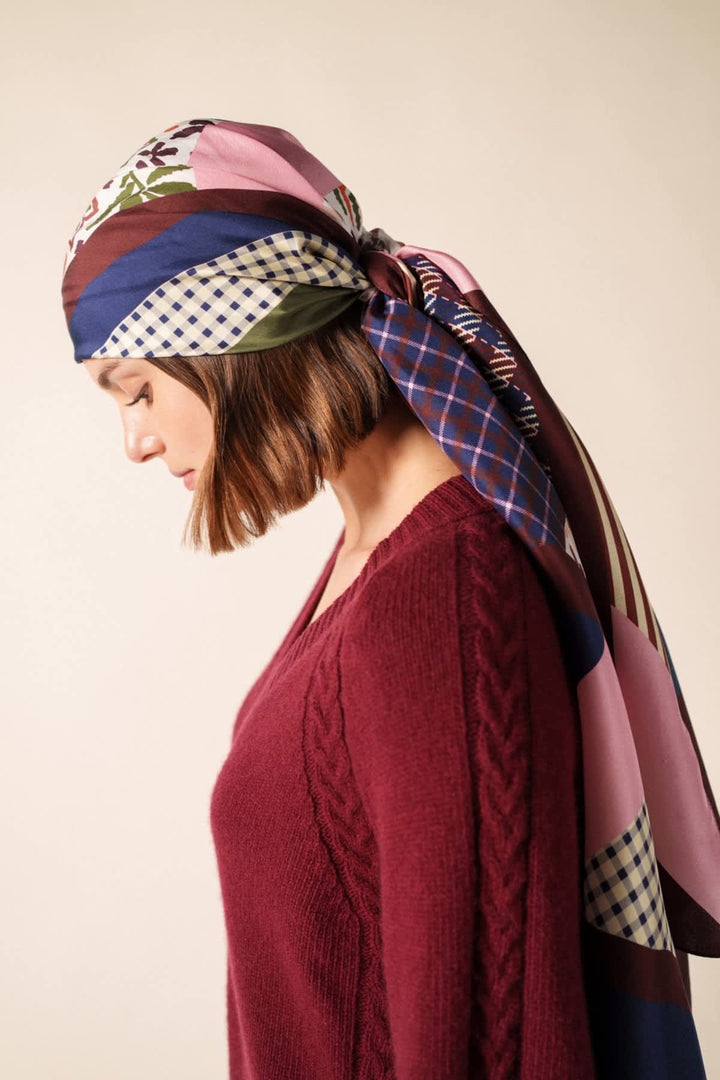 Blue silk Highlands scarf with tartan pattern, as worn by a woman - Valérie Simon