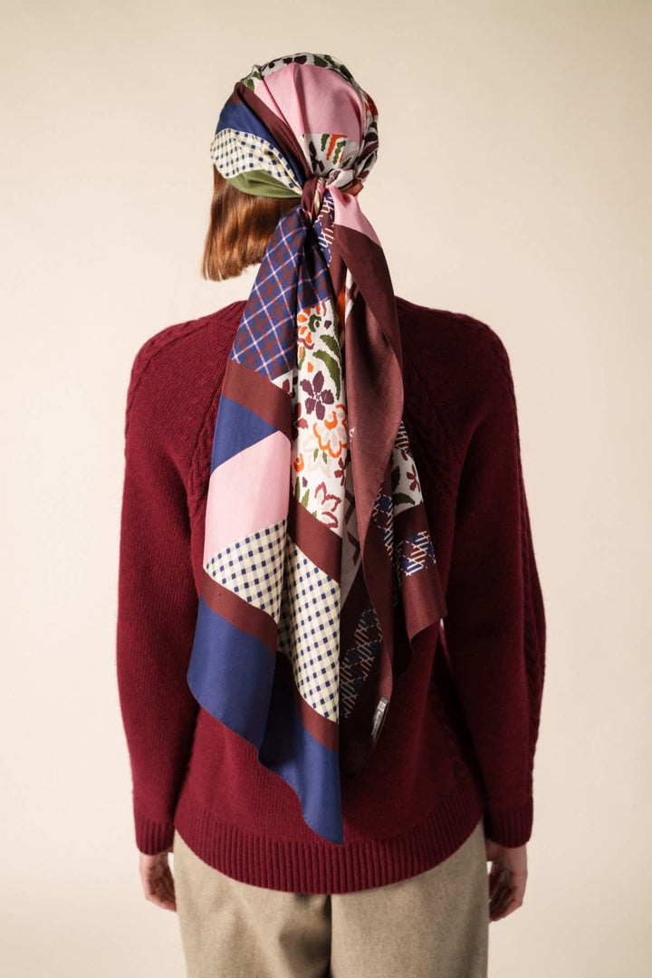 Styling: Red Saint James Highlands silk scarf with distinctive feminine patterns - Valérie Simon