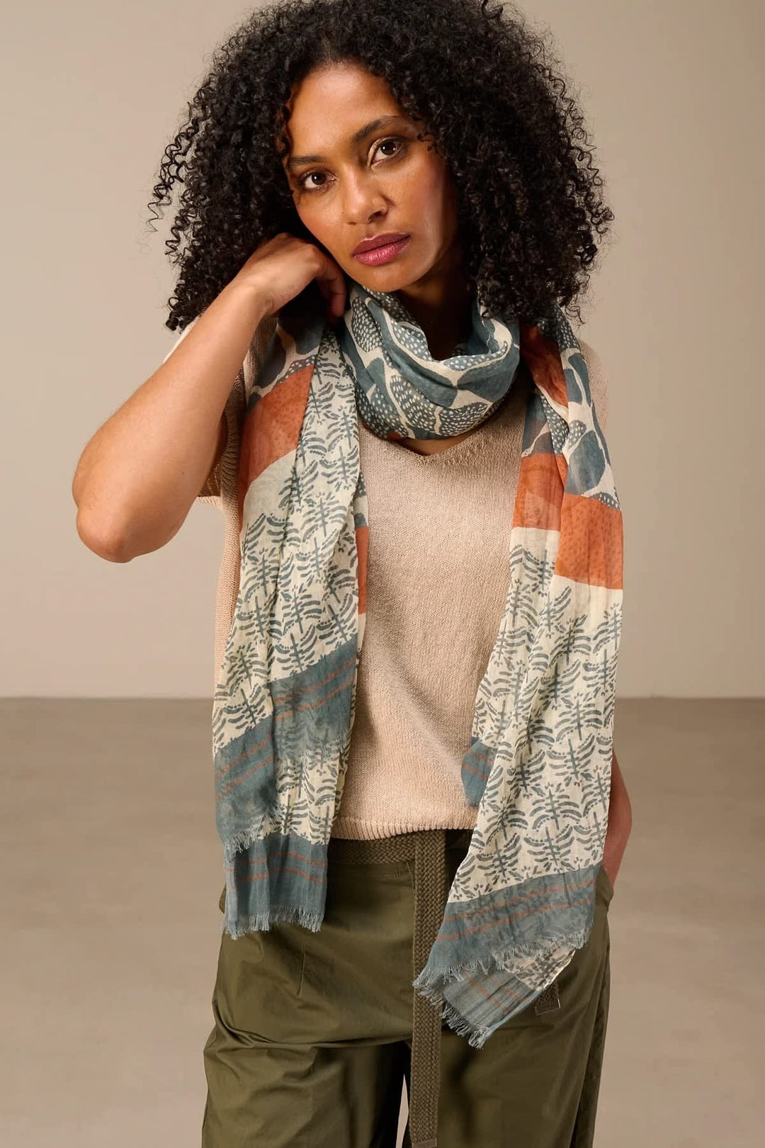 Vue de côté foulard imprimé léger Nile pour femme multicolore motifs floraux - Valérie Simon