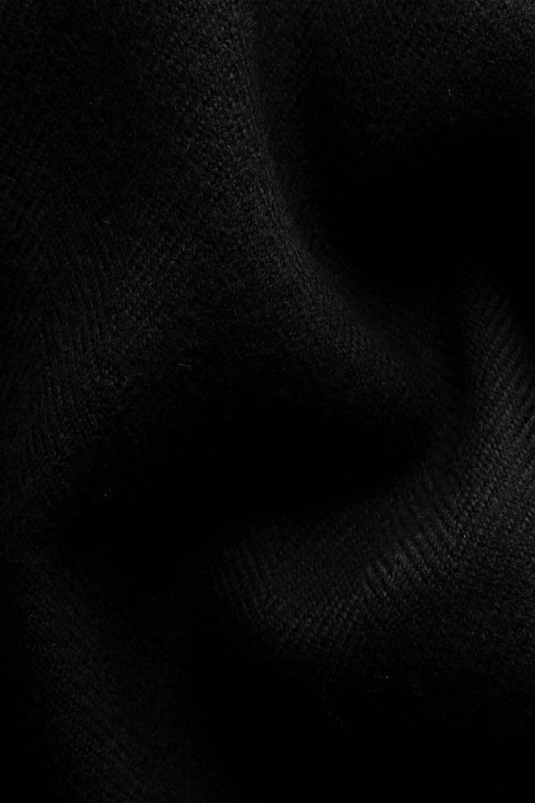 Foulard en laine noir à chevrons, texture subtilement texturée pour un look classique et sophistiqué.