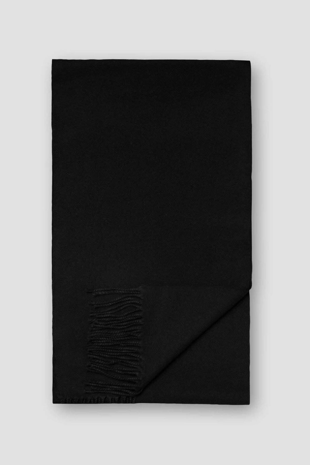 Foulard en laine noir avec franges, motif classique et texture élégante.