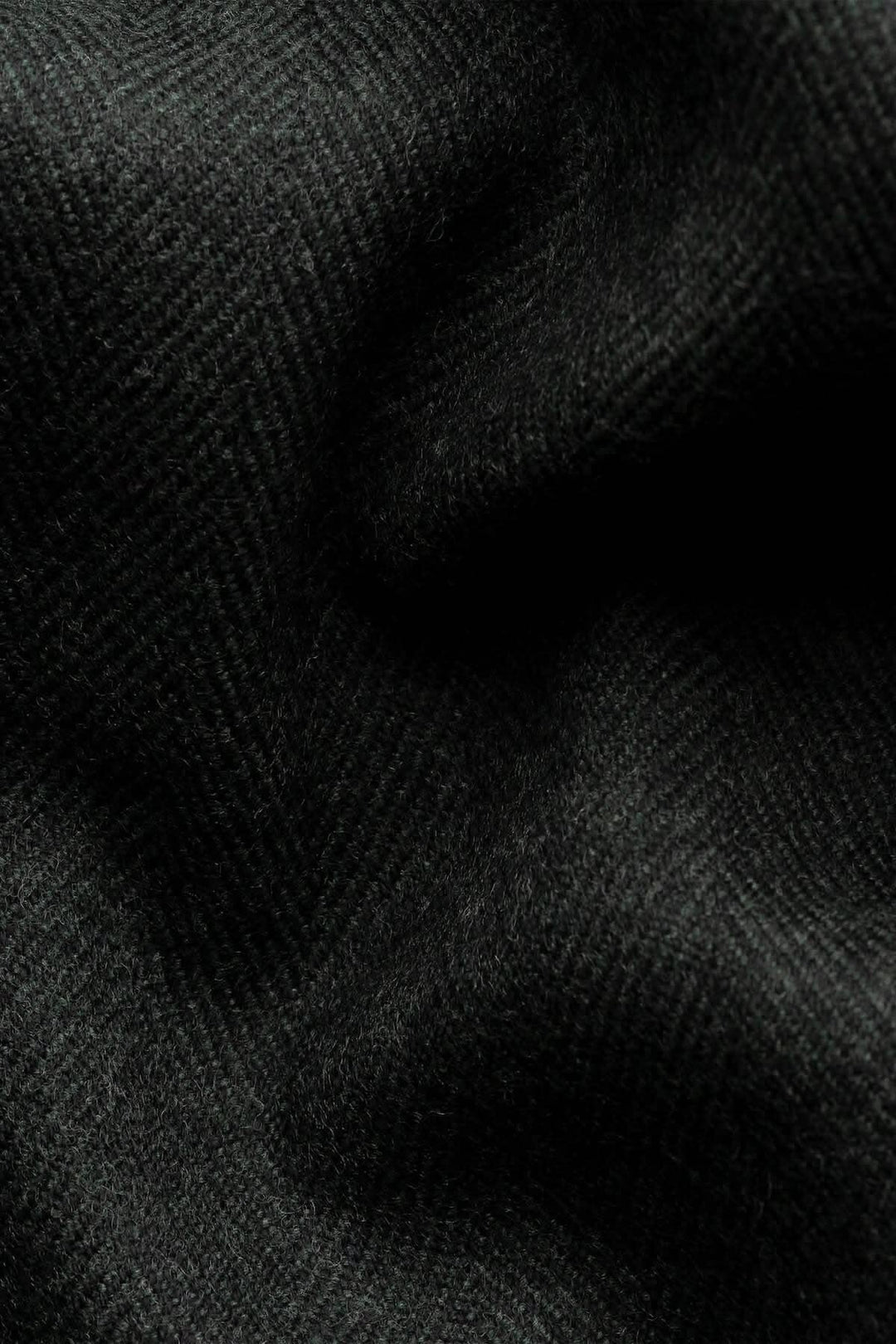 Texte de close-up d'un foulard en laine noir à chevrons avec texture subtile et doux au toucher.