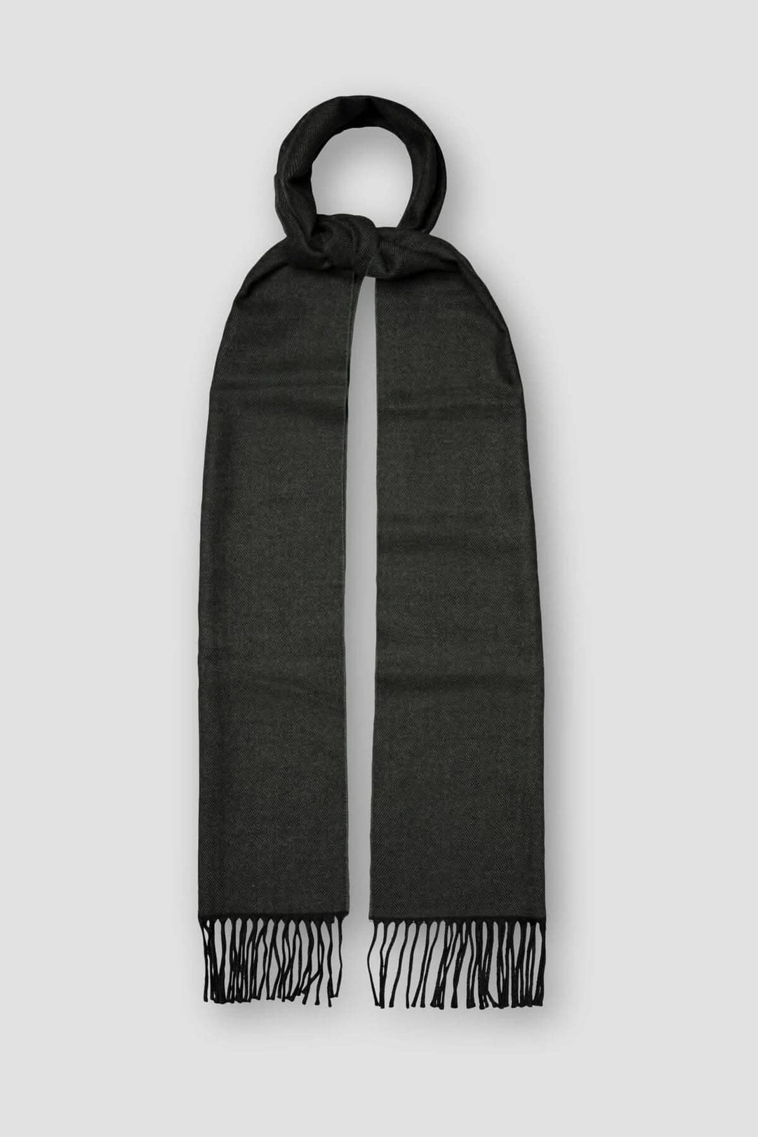 Foulard en laine noir à chevrons avec franges, élégant et sophistiqué, parfait pour un style classique.