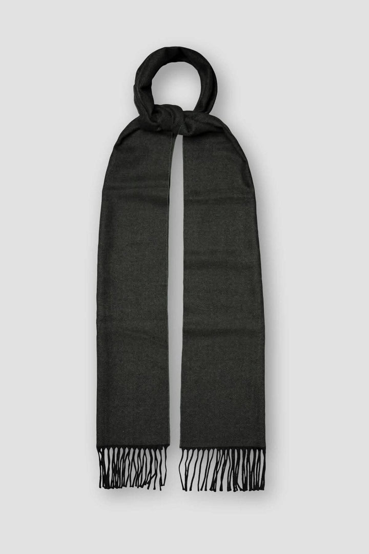 Foulard en laine noir à chevrons avec franges, élégant et sophistiqué, parfait pour un style classique.