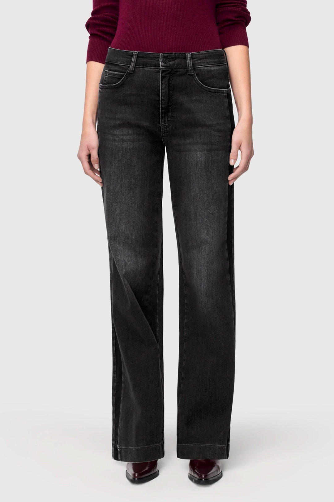 Jean à jambe large délavé, look tendance et décontracté, confort optimal, coupe fluide, style moderne.