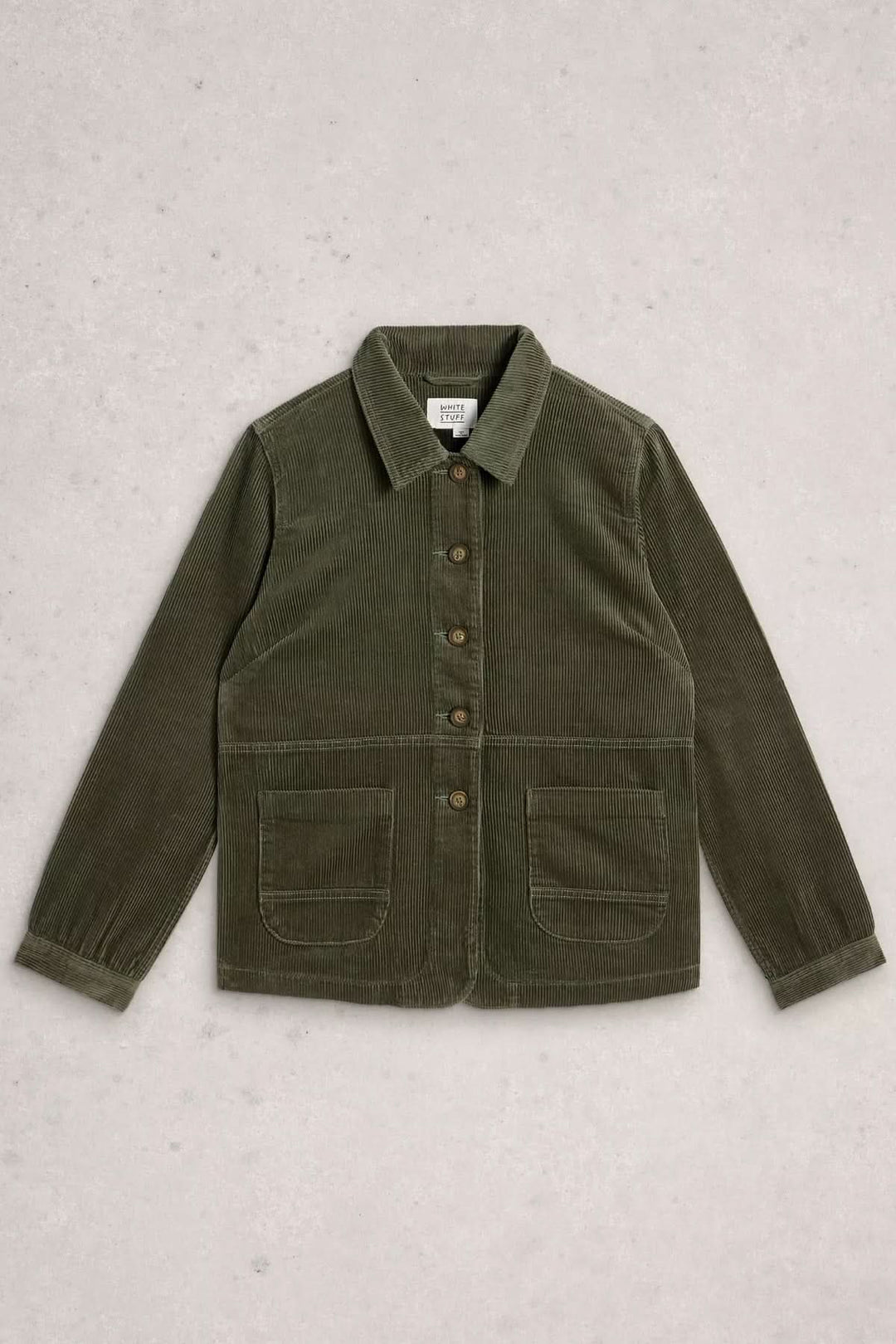 Veston Carrie en velours côtelé vert avec poches plaquées et col chemise, idéal pour un look moderne et élégant.