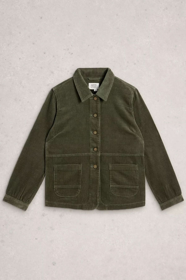 Veston Carrie en velours côtelé vert avec poches plaquées et col chemise, idéal pour un look moderne et élégant.