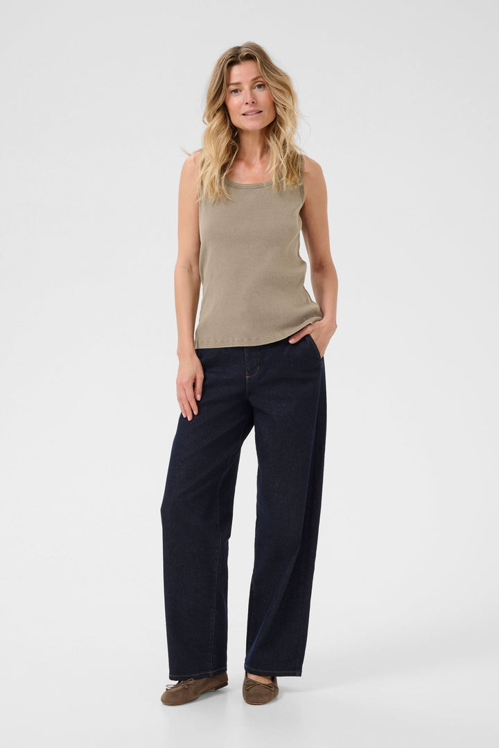 Camisole Talia beige portée avec un pantalon large, idéale pour un look décontracté et confortable.