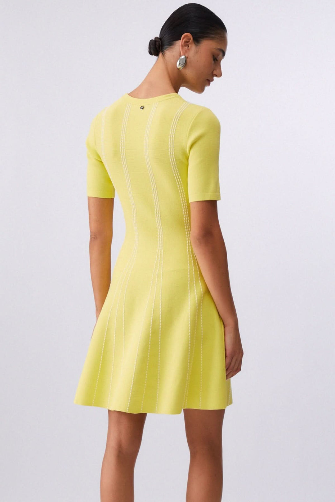 Robe courte en maille à motif rayé