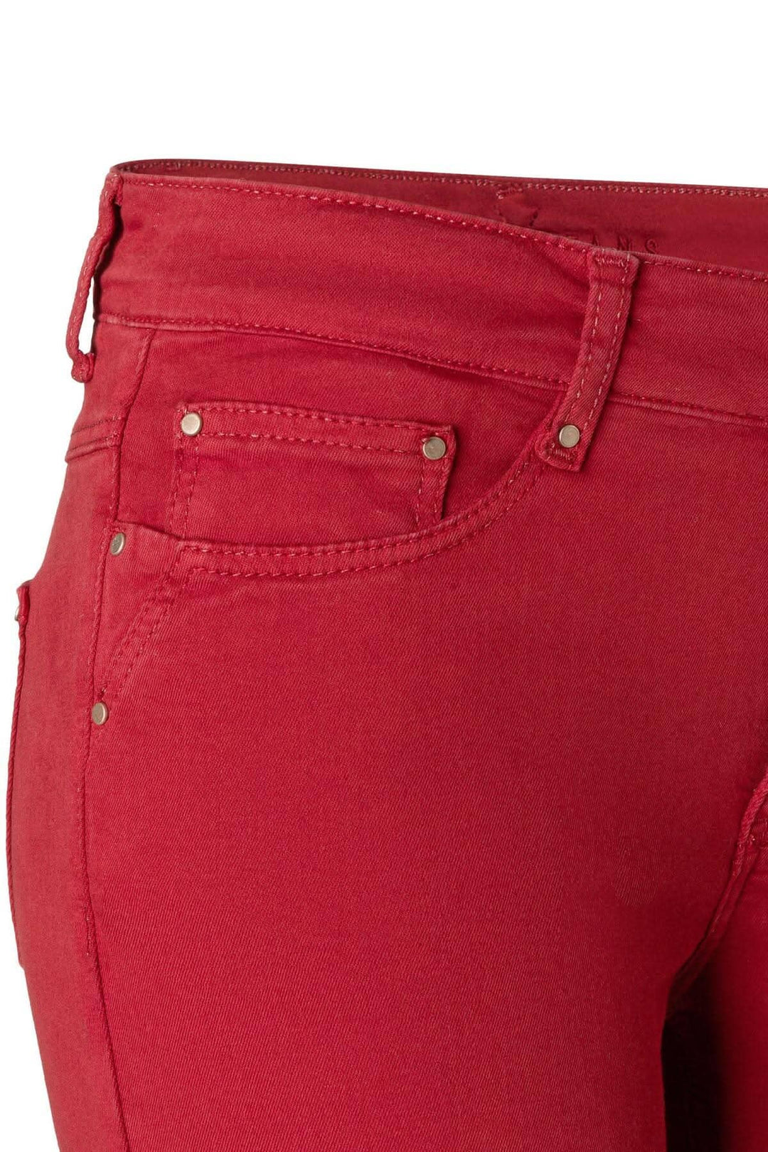 Jeans DREAM rouge, coupe droite, silhouette féminine, denim confortable avec cinq poches.