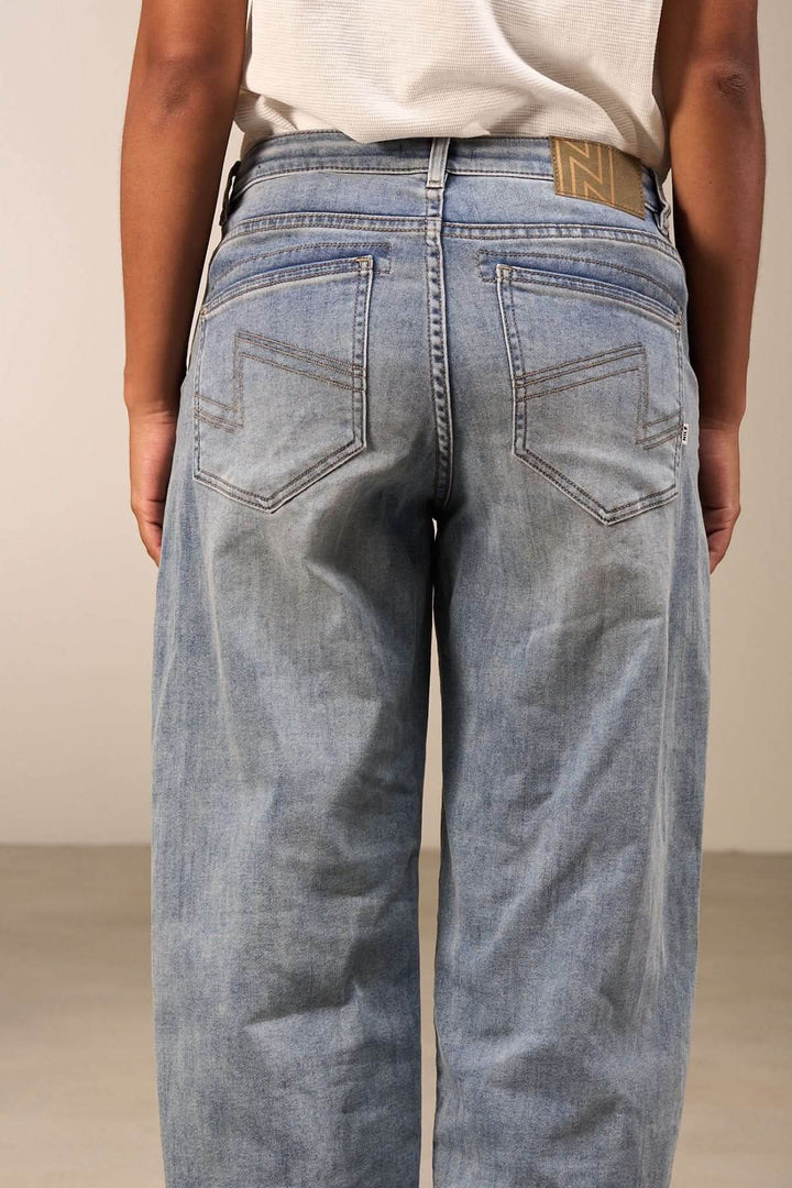 Jean coupe droite en denim délavé, taille mi-haute, vue arrière avec poches.