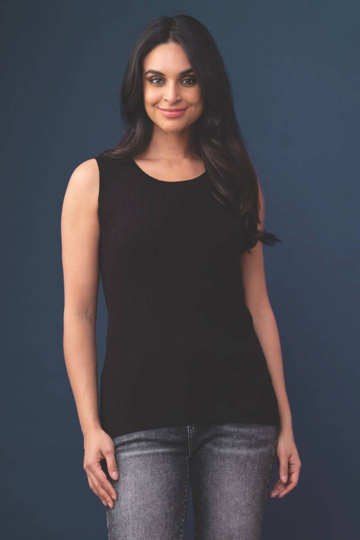 Femme portant une camisole en jersey côtelé noire, style moderne et ajusté, parfaite pour un look chic et confortable.