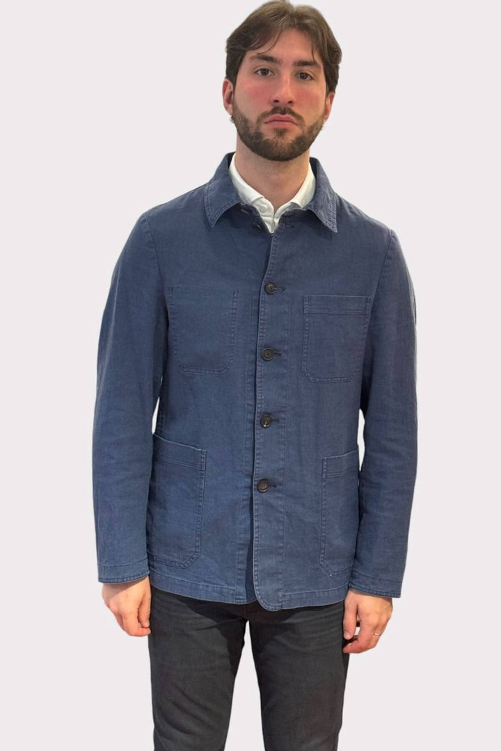 Surchemise en lin au look denim, offrant confort et style décontracté, parfaite pour le printemps et l'été.