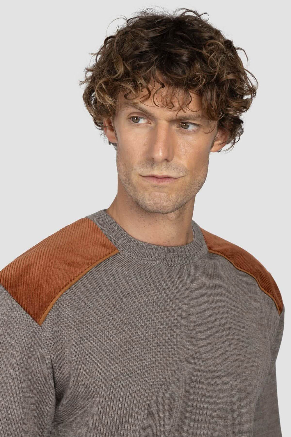 Chandail en laine mérinos gris avec empiècements côtelés en velours aux épaules, style vintage et élégant.