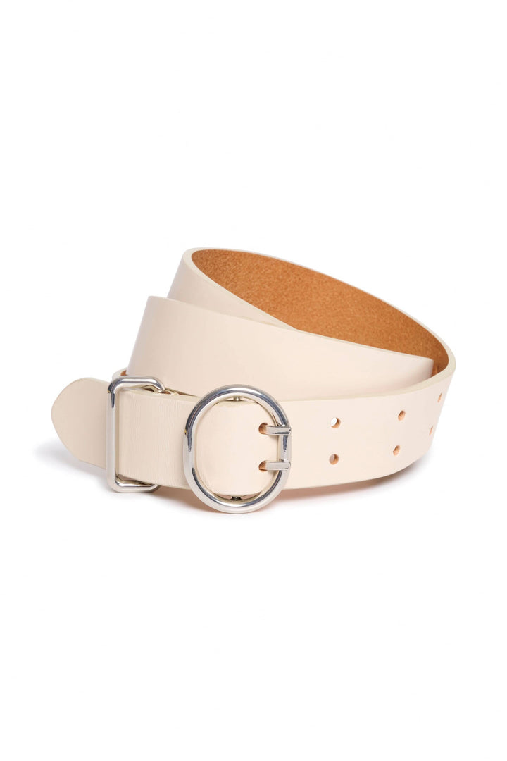 Ceinture en cuir Emira moderne, large et réglable, offrant style et confort, parfaite pour toutes les tenues.