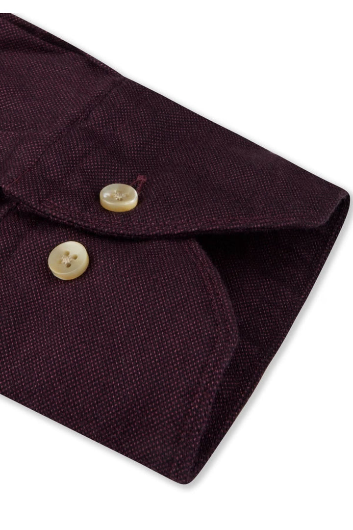 Détail de la chemise sport au tissage fin, montrant les boutons et le col élégant.