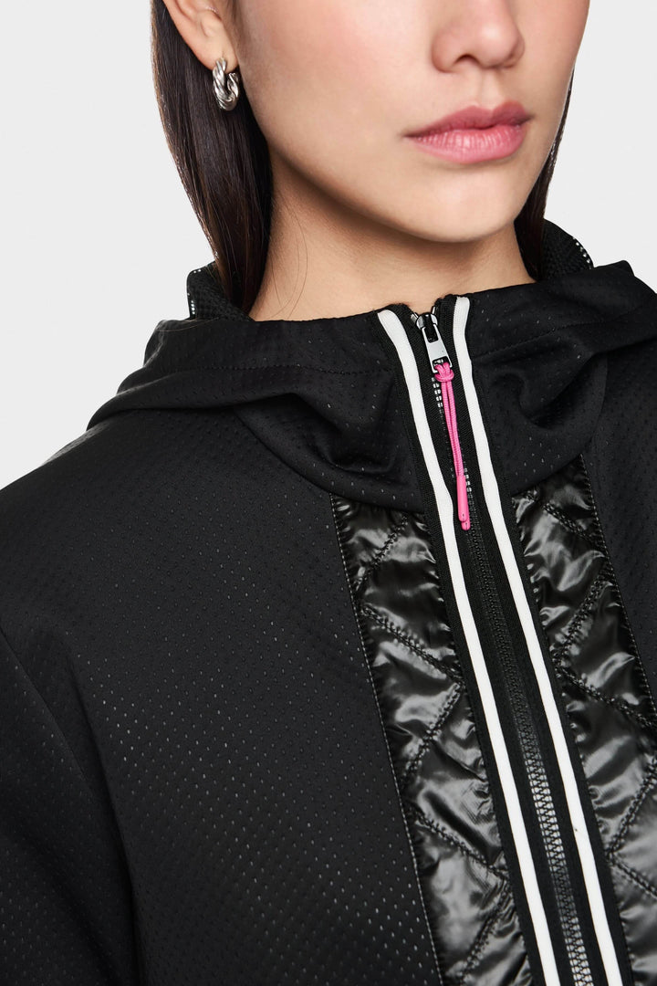 Veste zippée à capuchon noire avec détails contrastés et cordons, idéale pour un look urbain et décontracté.