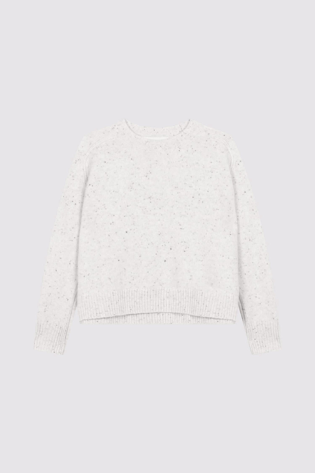 Chandail moucheté en cachemire blanc, col rond classique et coupe ample, parfait pour un look décontracté.