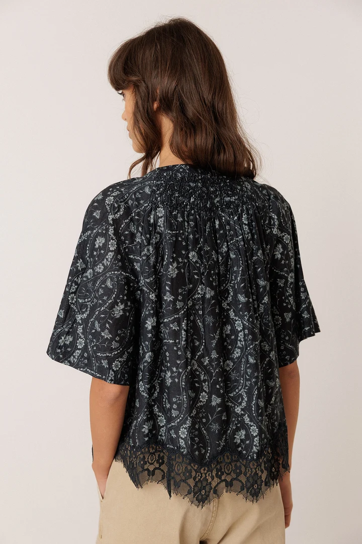 Printed blouse with lace trim 