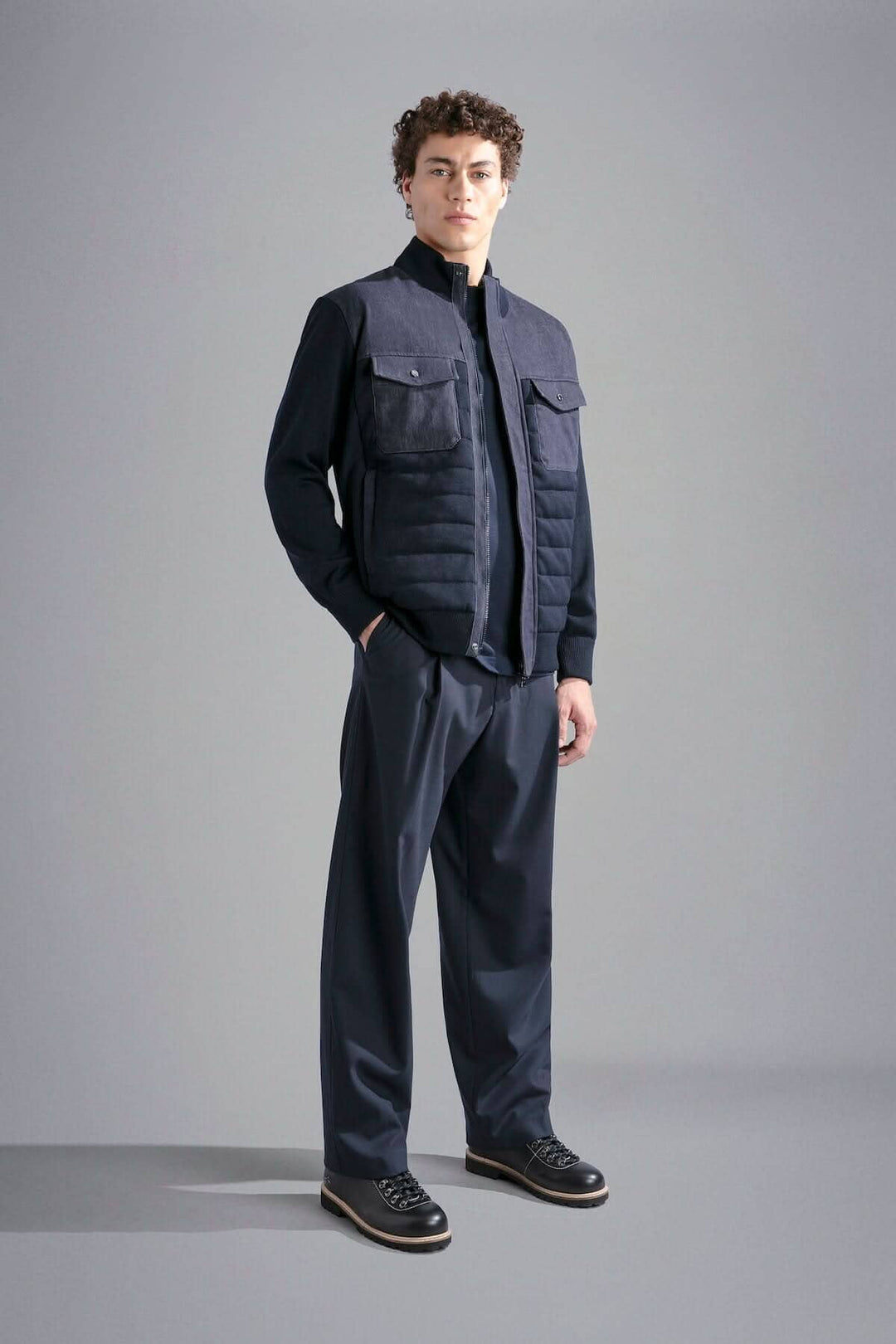 Homme portant une veste matelassée d'extérieur Paul & Shark, style élégant et confortable.