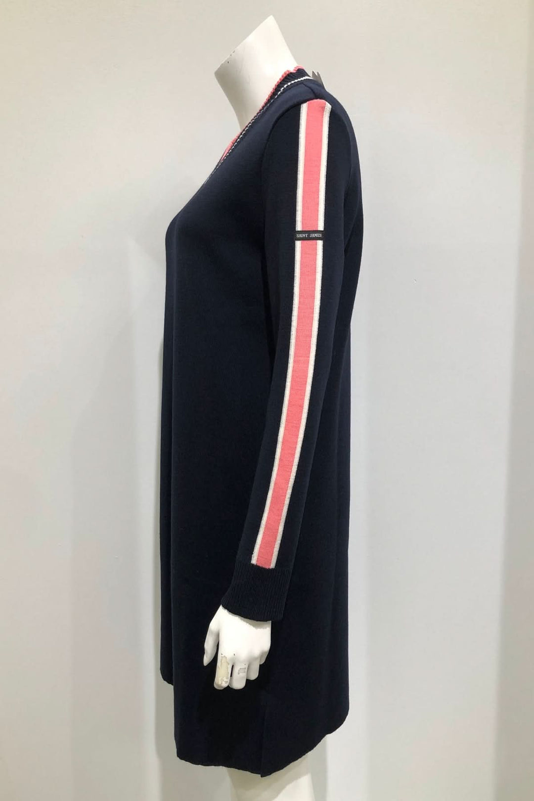 Robe de laine ISERAN avec bandes roses et blanches, vue de profil, manches longues, col en V côtelé, style sportif moderne.