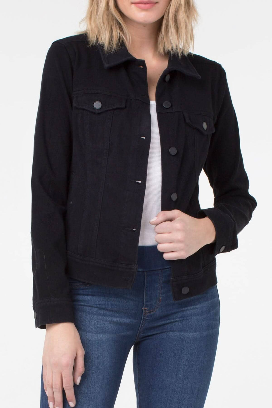 Veste en jeans classique noire avec élasticité, poches et fermeture avant, parfaite pour toutes les tenues.