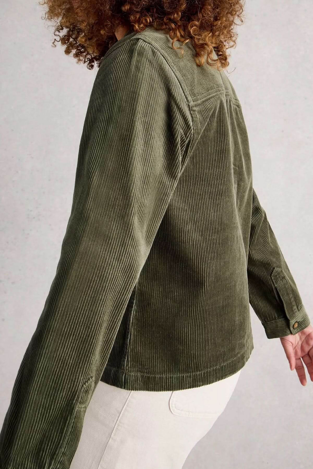 Veston Carrie en velours côtelé vert pour un style décontracté, côté dos, avec fermeture par boutons visible.