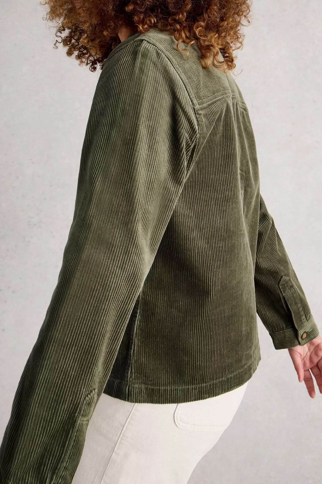 Veston Carrie en velours côtelé vert pour un style décontracté, côté dos, avec fermeture par boutons visible.