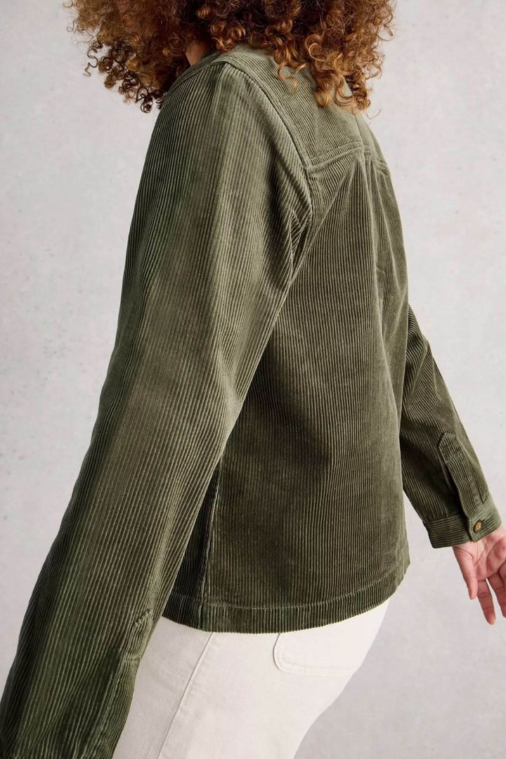 Veston Carrie en velours côtelé vert pour un style décontracté, côté dos, avec fermeture par boutons visible.