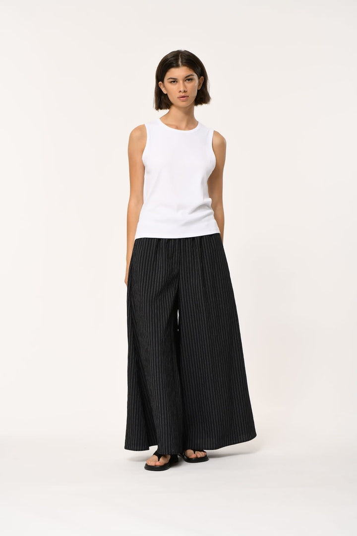Vue avant haute camisole noire Humility pour femme avec encolure ronde - Valérie Simon