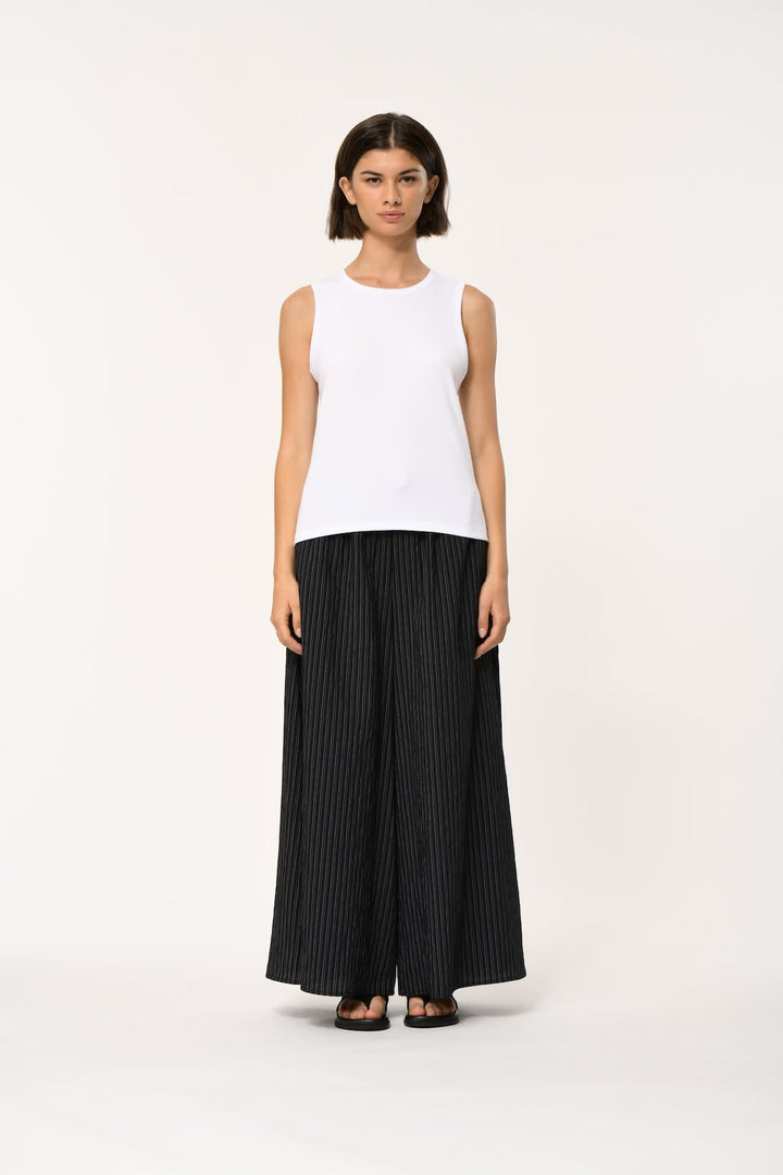 Vue de face camisole noire sans manches Humility pour femme - Valérie Simon