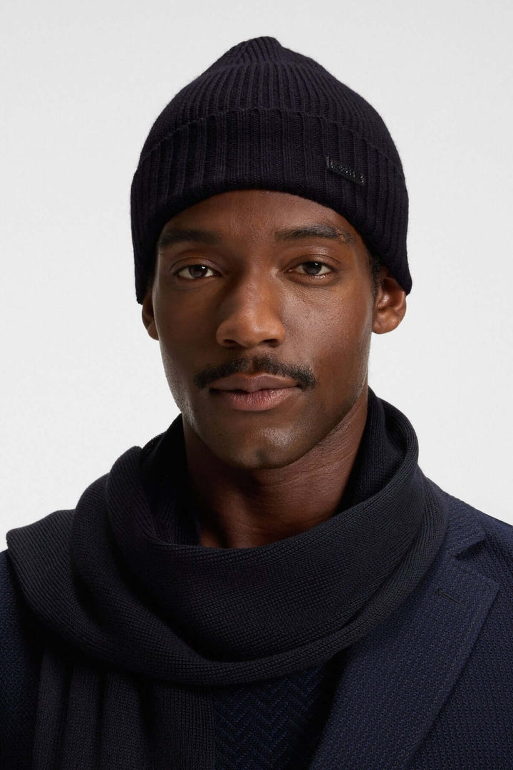 Homme portant une tuque en laine vierge à maille épaisse BOSS et écharpe.