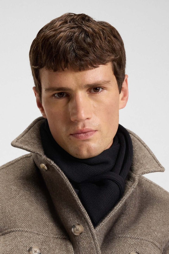 Homme portant un Foulard de laine vierge Boss noir, élégant et chaud pour l'hiver.