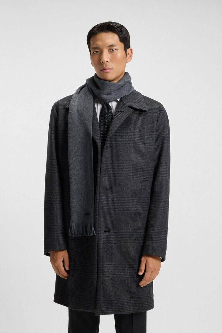 Homme portant un foulard de laine vierge Boss, tricoté en maille Raschel, idéal pour un look hivernal élégant et raffiné.