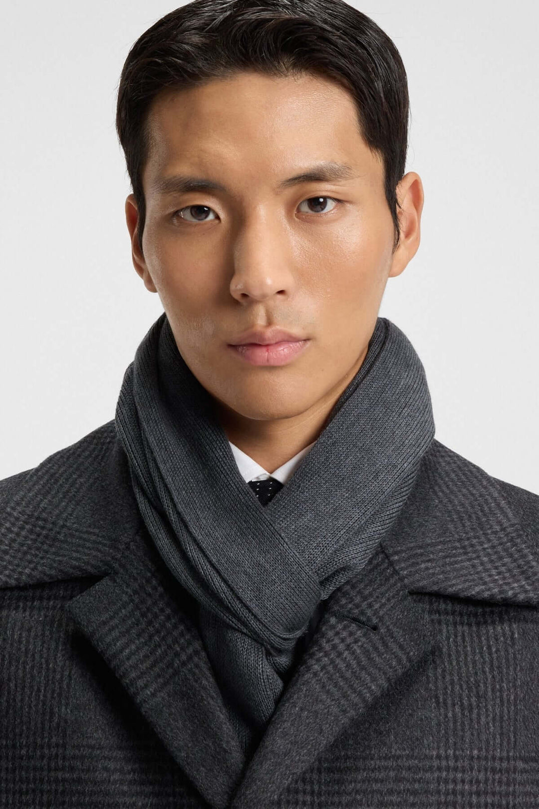 Homme portant un Foulard de laine vierge Boss gris, maille Raschel, avec un logo discret. Écharpe d'hiver élégante pour homme.