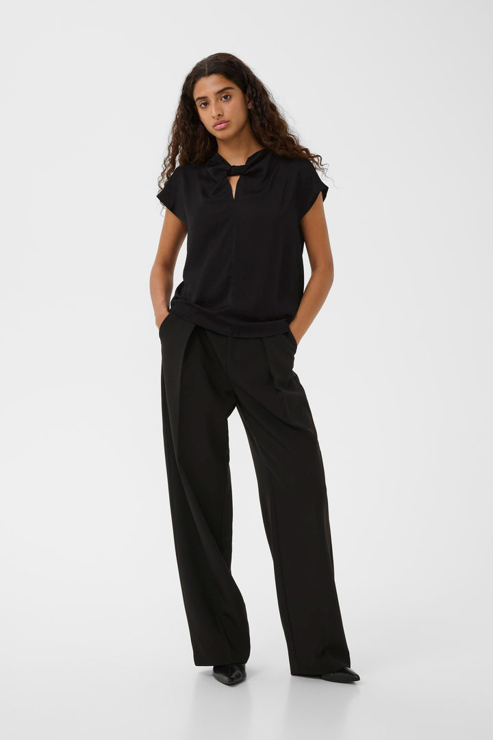 Blouse Danni fluide à col nœud, fluide avec manches courtes, col nœud élégant, pour un look chic et moderne au quotidien.