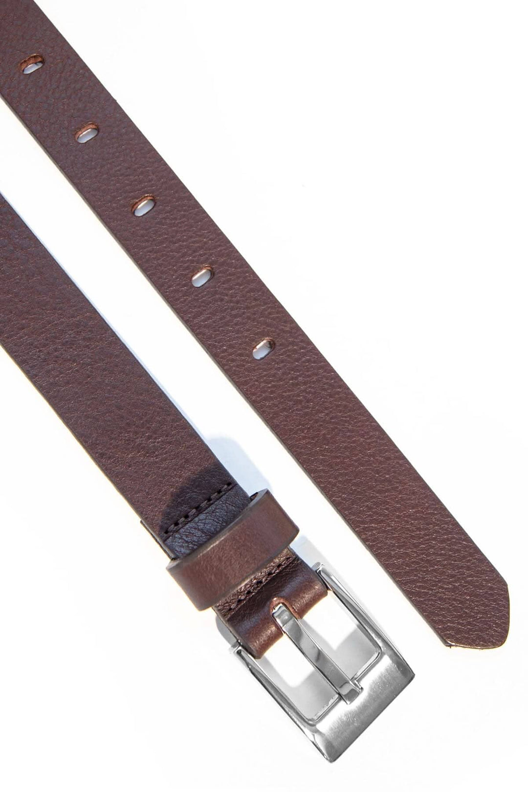 Ceinture en cuir simple marron avec boucle en métal, parfaite pour toutes les tenues au quotidien.