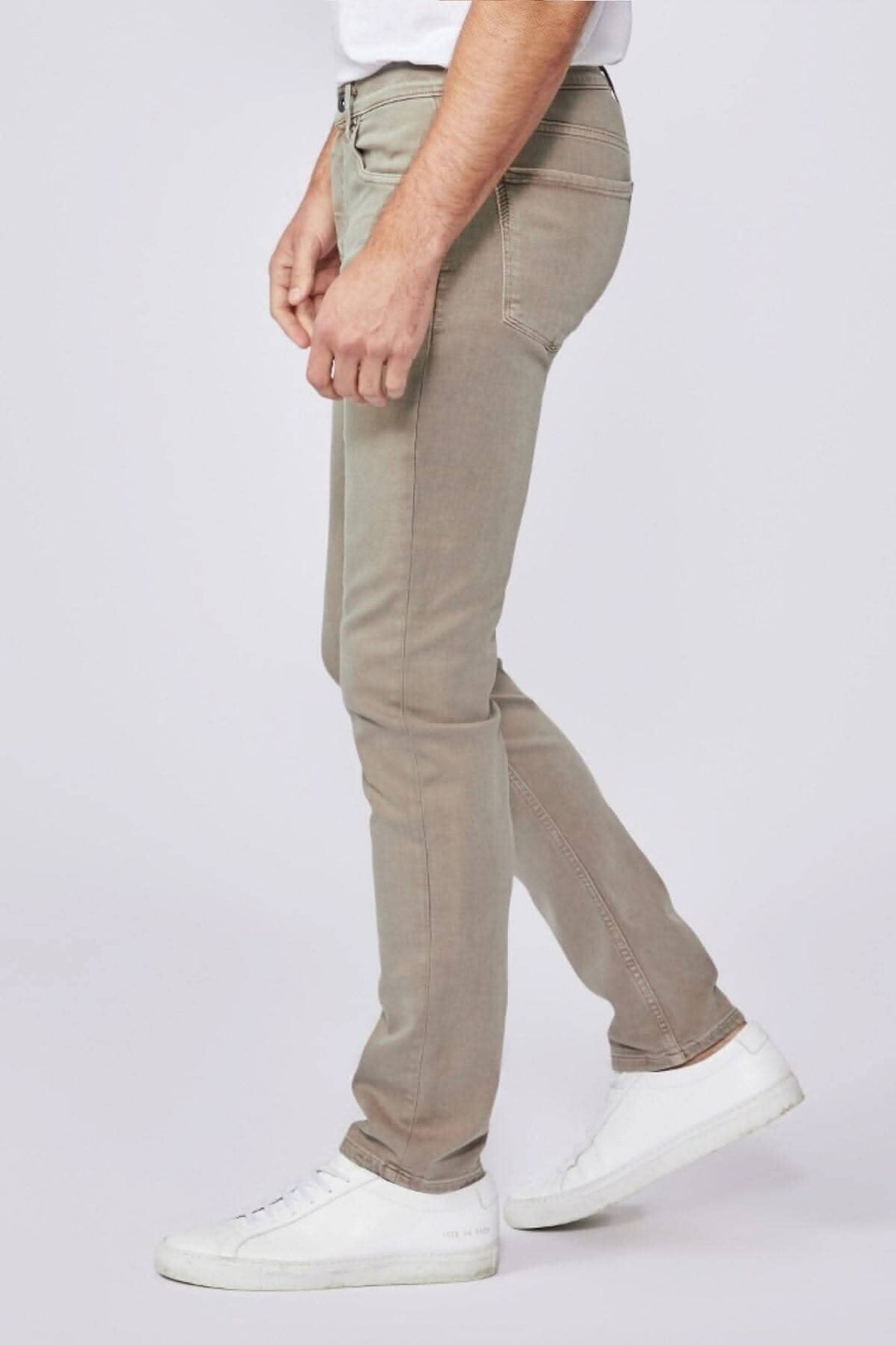 Jean Lennox vintage beige ash, coupe slim, ajusté avec style, porté avec des sneakers blanches.
