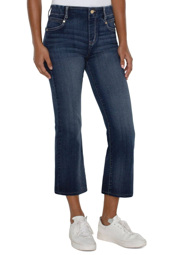 Jeans flare Gia en denim foncé, coupe flatteuse, confort optimal, à enfiler pour un style moderne.