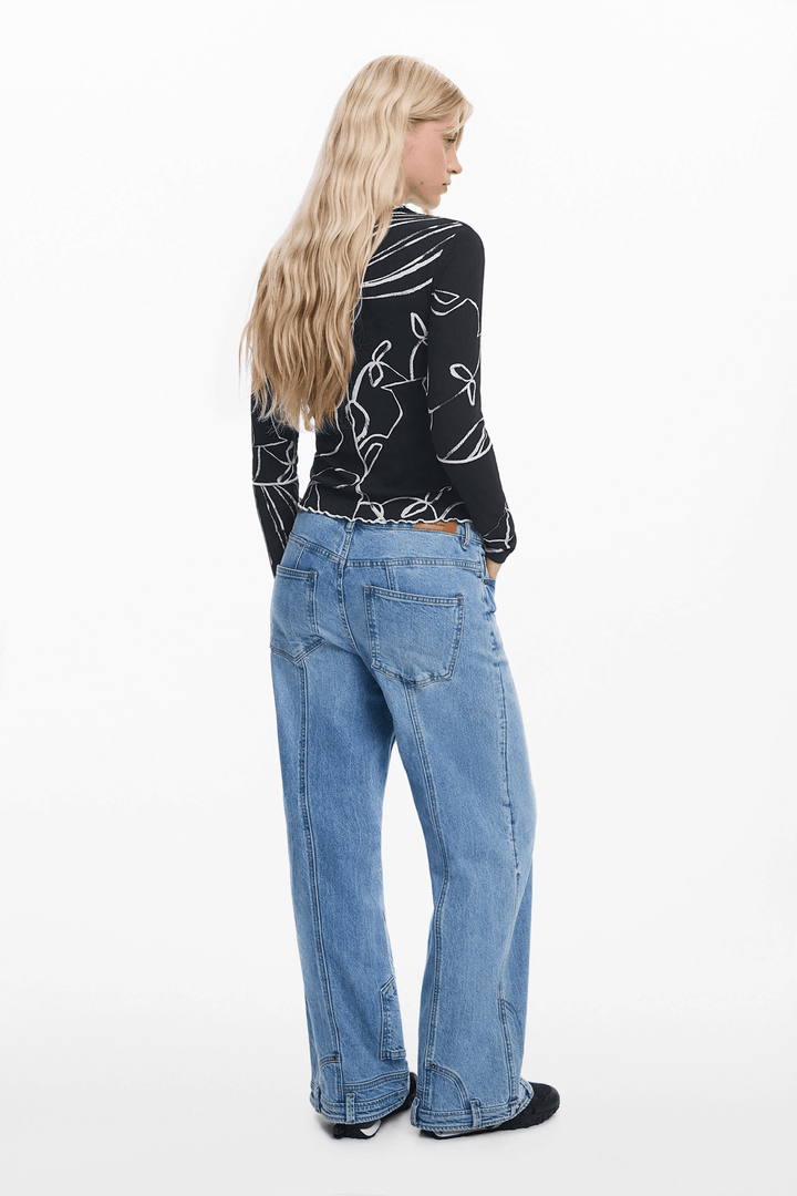 T-shirt silhouettes vases à manches longues, coutures contrastantes et imprimé artistique, style urbain audacieux, vue de dos.