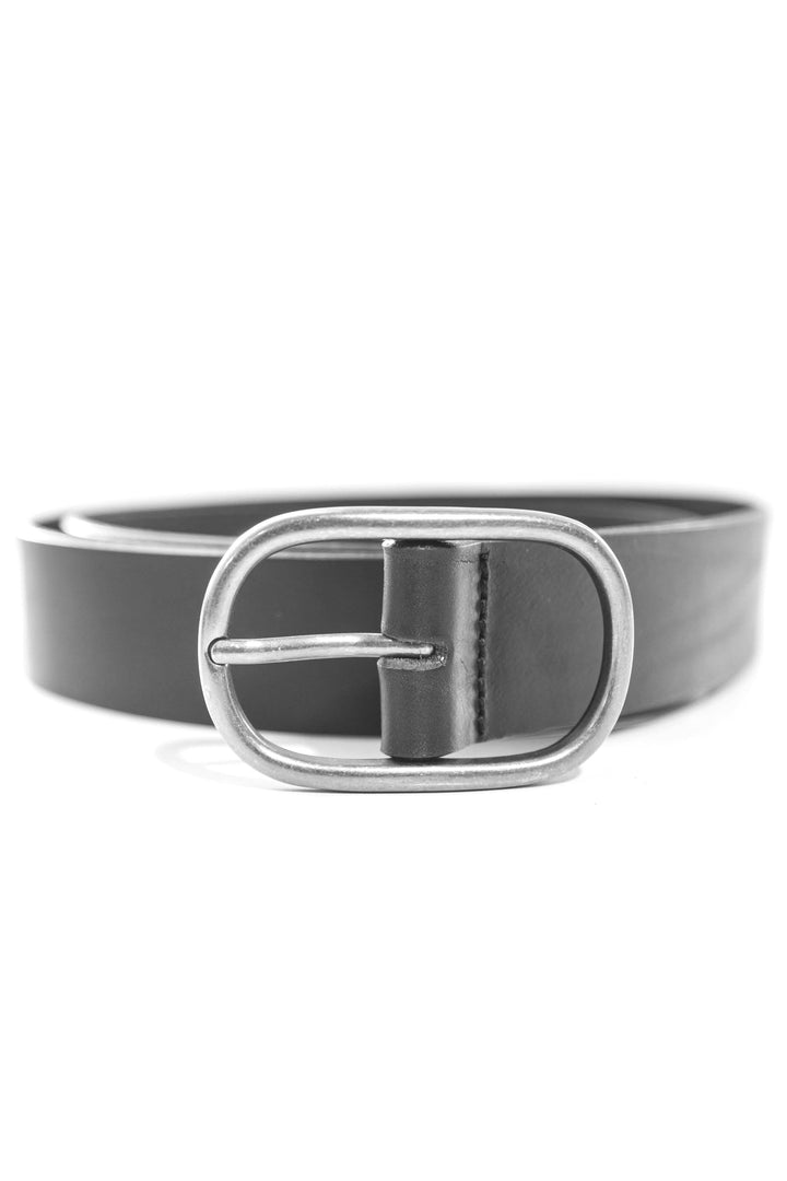 Ceinture simple en cuir noir avec grande boucle ovale, élégante et polyvalente pour toutes les tenues.