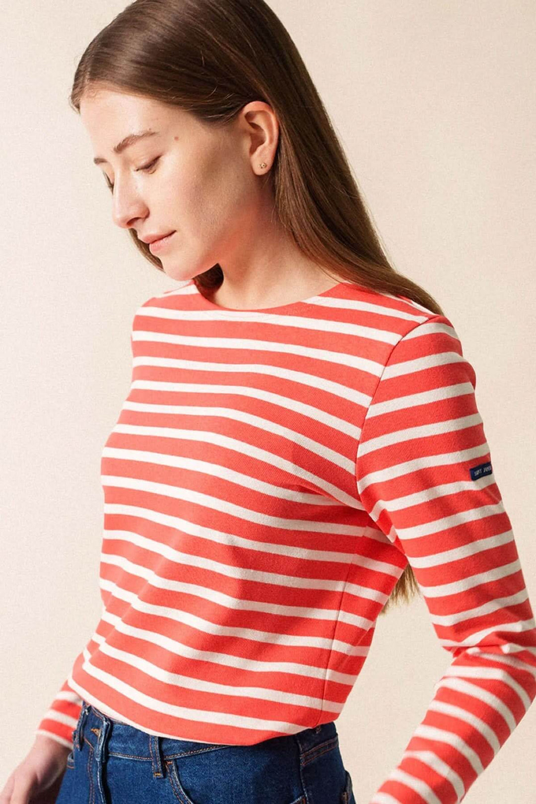 Femme portant un chandail rayé Méridame II en coton, style chic et confortable, adapté aux morphologies féminines.