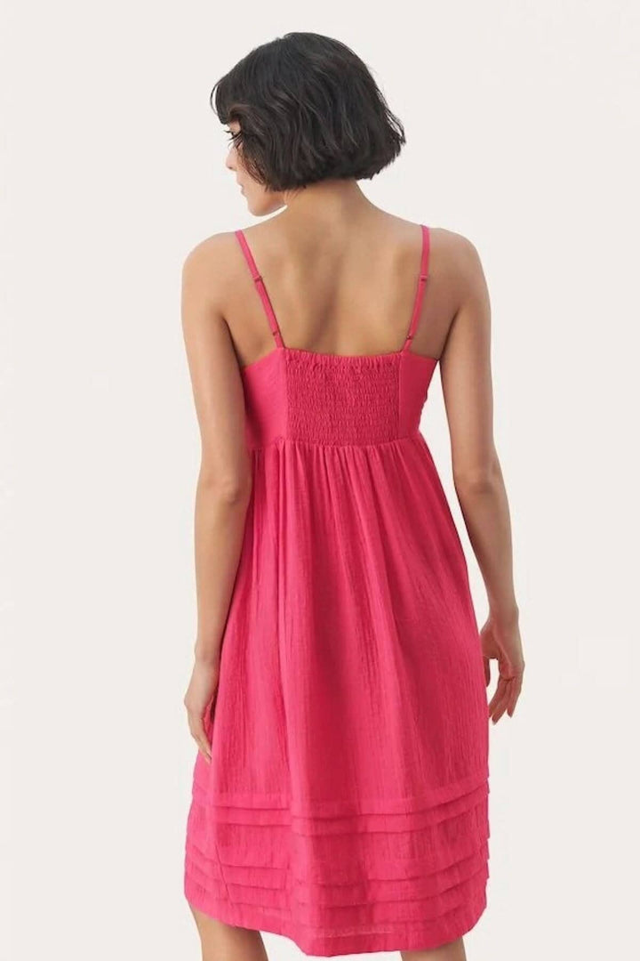 Robe soleil Elyona rose, tissu doux, détails charmants, idéale pour occasions décontractées et formelles.