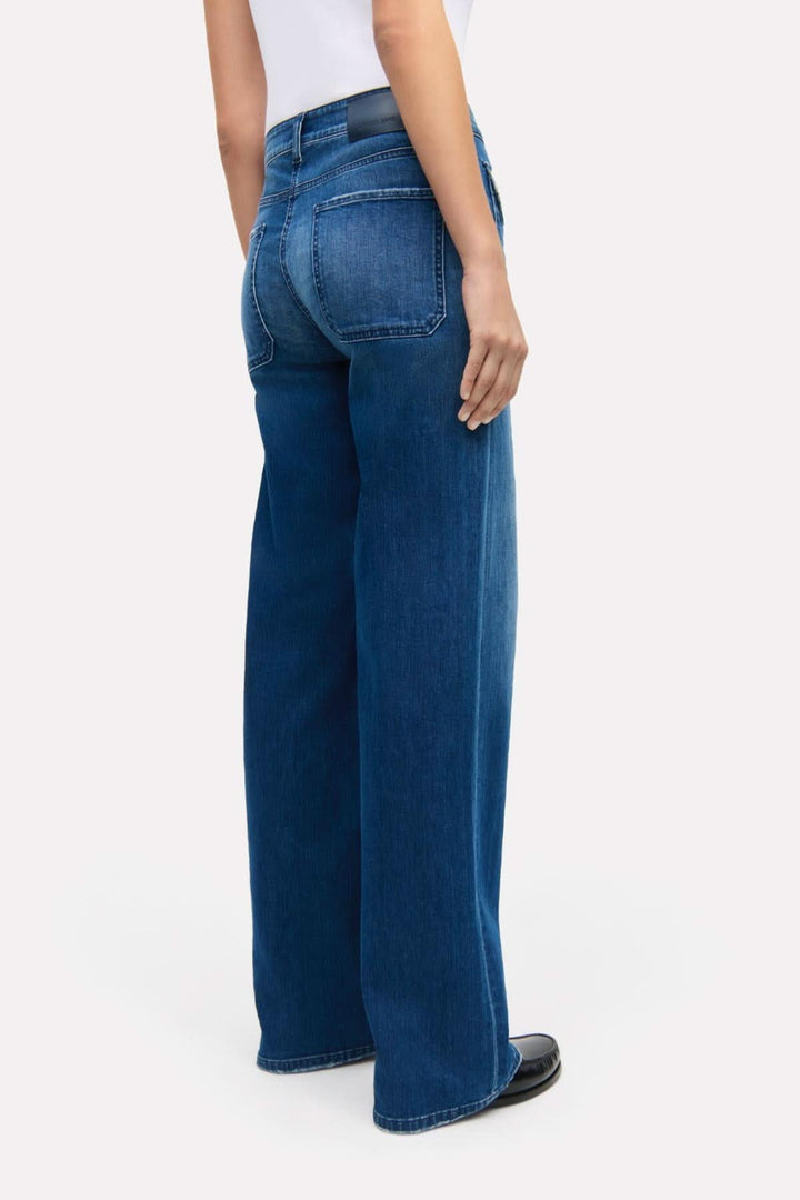 Jean Aimee Patched Pocket vue arrière, coupe wide-fit, denim bleu, élégance moderne et rétro.